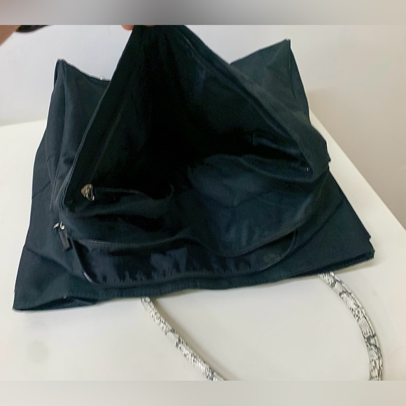 DSW Faux Snakeskin Handled 3 Compartment Zippered Weekend Overnight Tote Bag - Picture 11 of 16